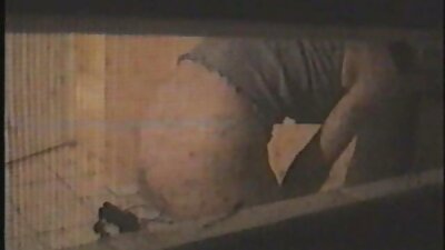 माणूस कर्मा आरएक्सला फिशनेट पोशाख घातलेला पाहतो आणि तिला चोदण्यासाठी घाई करतो