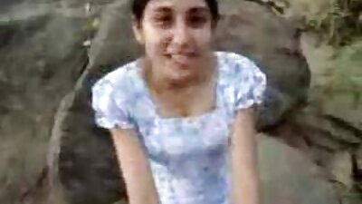आनंदी तरुण जोडप्याकडे अद्भुत प्रेम निर्माण करण्याची क्रिया आहे