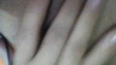 एक श्यामला कपडे उतरवत आहे आणि मग ती उजवीकडे बोटाने उभी आहे