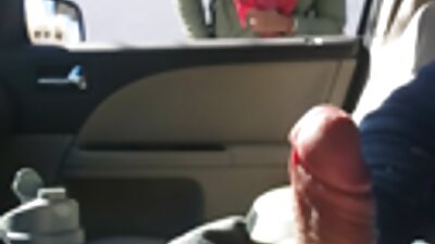 पांढऱ्या बेडशीटवर दोन महिला आणि एक माणूस एकमेकांवर प्रेम दाखवत आहेत