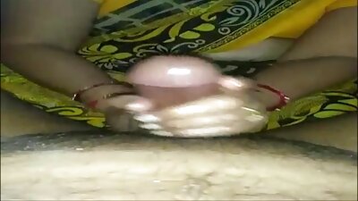 एक केसाळ पुच्ची असलेली गरम आशियाई वेश्या तिच्या ओल्या स्नॅचमध्ये चोखली आहे