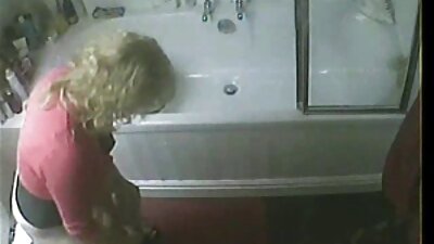 एक गरम बेब स्वयंपाकघर मध्ये तिच्या ओल्या पुच्चीला चोखत आहे
