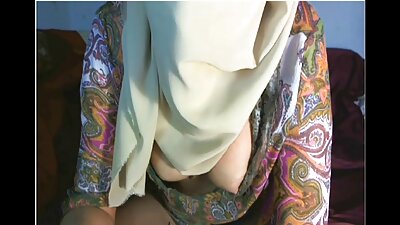 सोफ्यावर असताना एक रसाळ गांड असलेली एक घट्ट वस्ती चोखली जात आहे